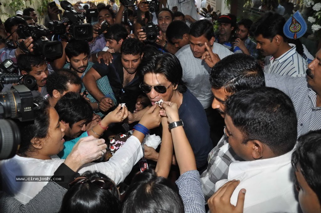 SRK Celebrates His Bday with Fans and Media - 15 / 31 photos