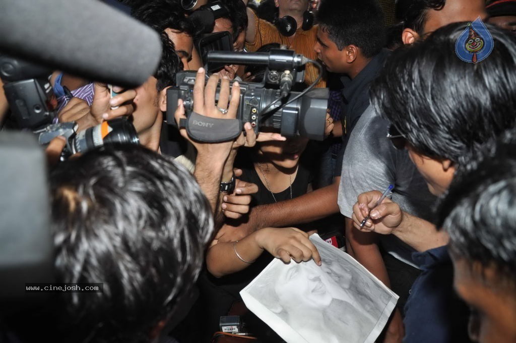 SRK Celebrates His Bday with Fans and Media - 16 / 31 photos