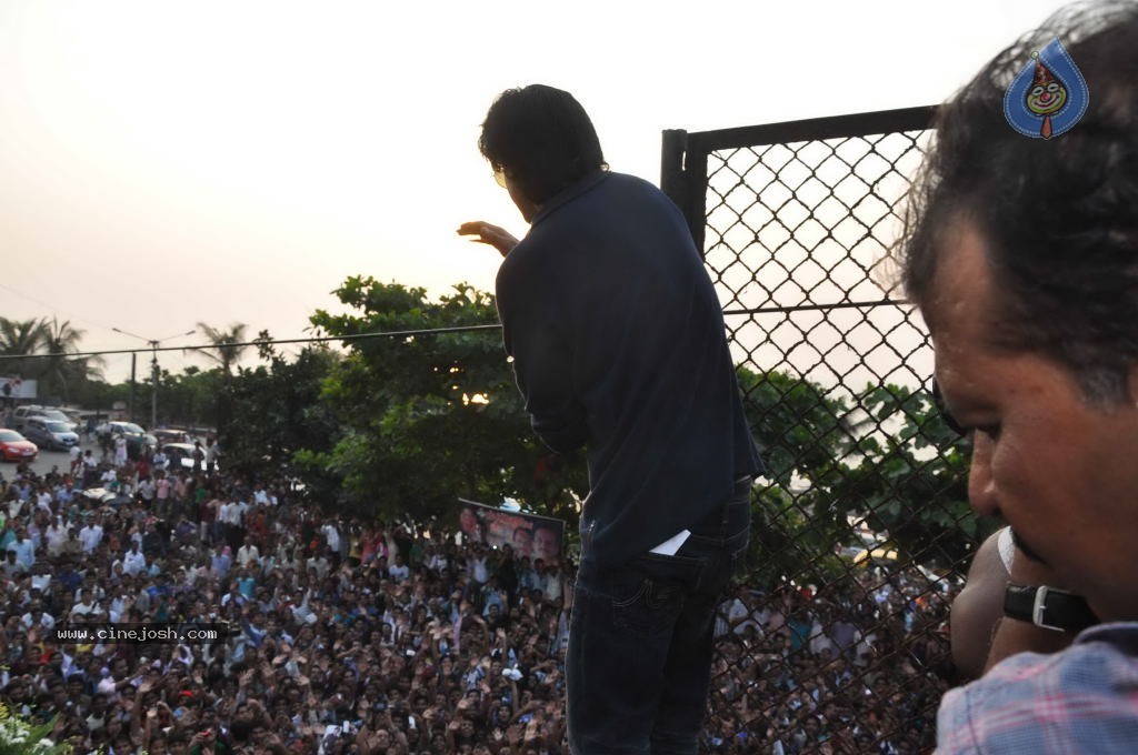 SRK Celebrates His Bday with Fans and Media - 17 / 31 photos