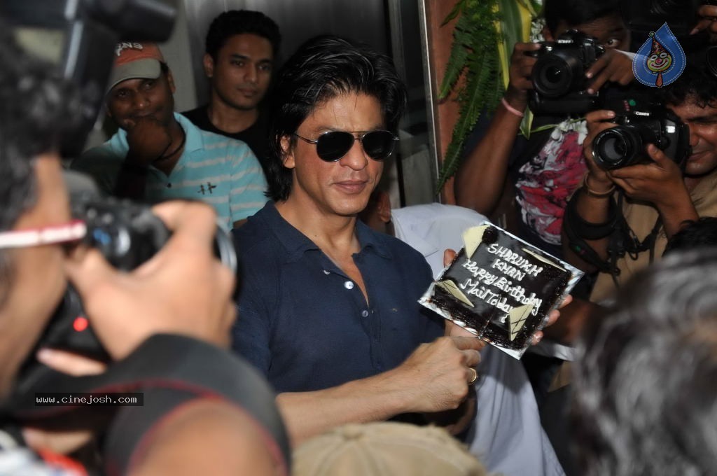 SRK Celebrates His Bday with Fans and Media - 18 / 31 photos