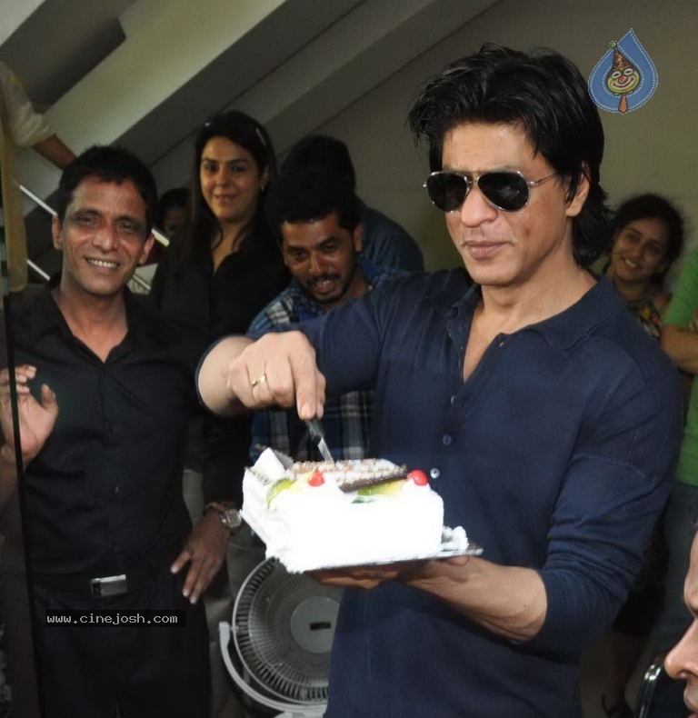 SRK Celebrates His Bday with Fans and Media - 19 / 31 photos