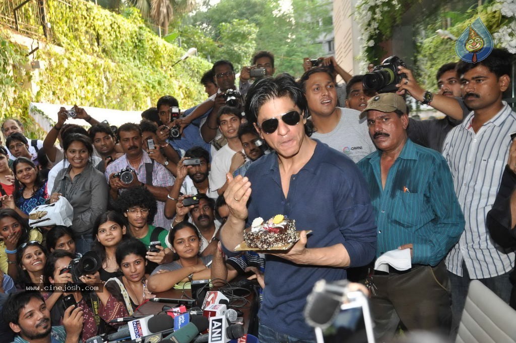 SRK Celebrates His Bday with Fans and Media - 20 / 31 photos