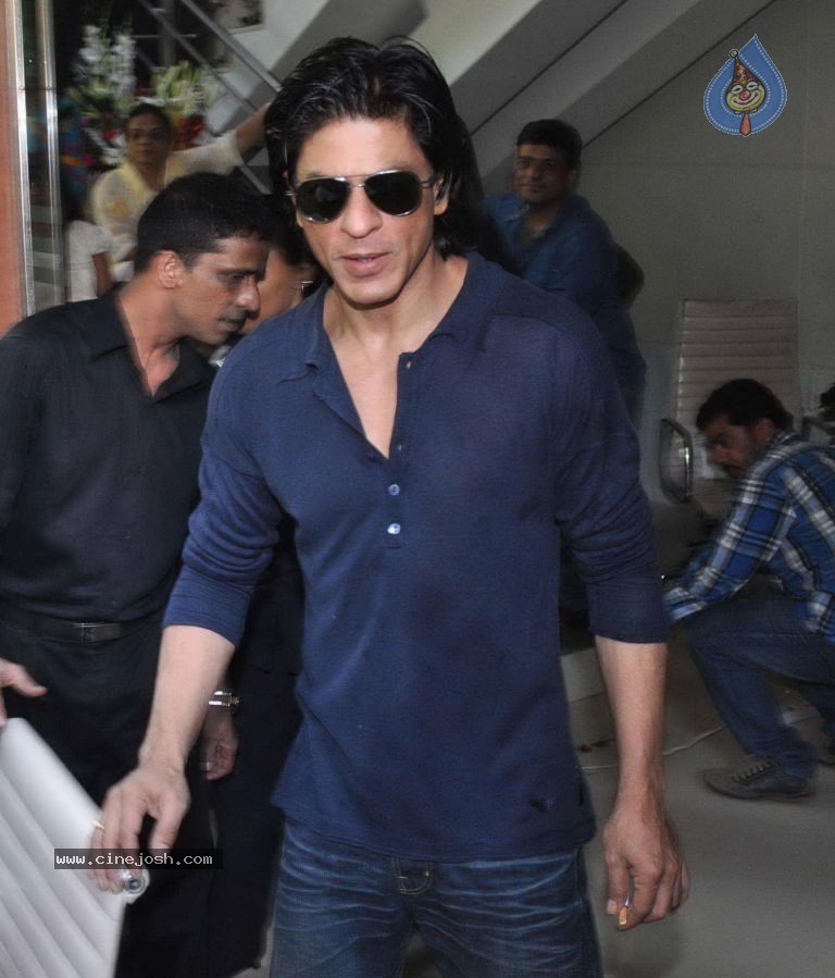 SRK Celebrates His Bday with Fans and Media - 21 / 31 photos