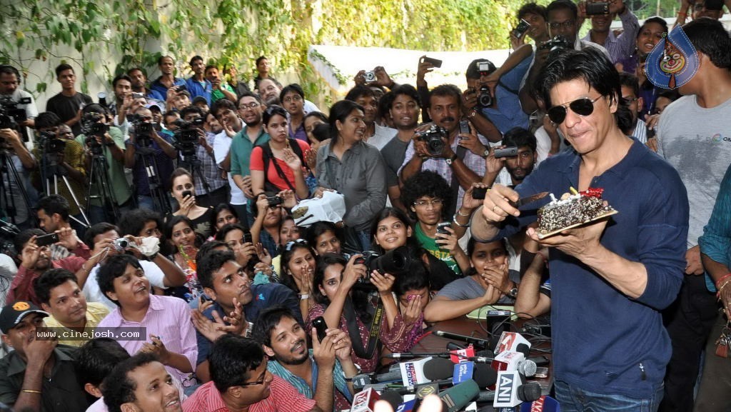 SRK Celebrates His Bday with Fans and Media - 24 / 31 photos