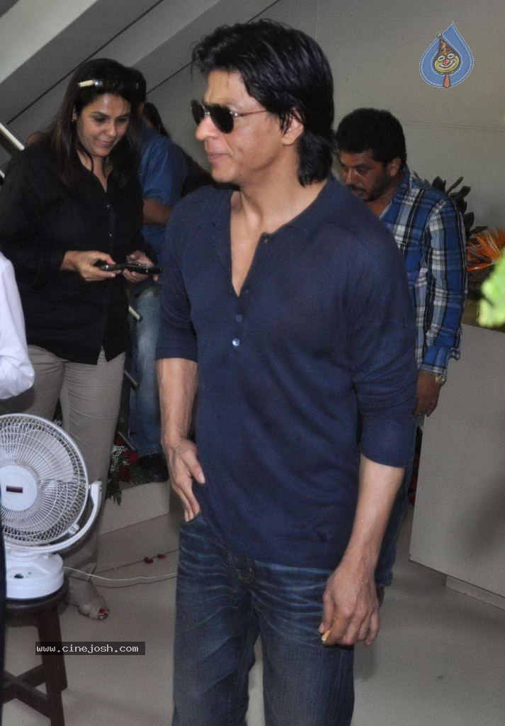 SRK Celebrates His Bday with Fans and Media - 29 / 31 photos