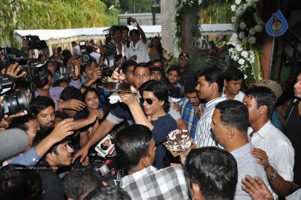 SRK Celebrates His Bday with Fans and Media - 30 / 31 photos
