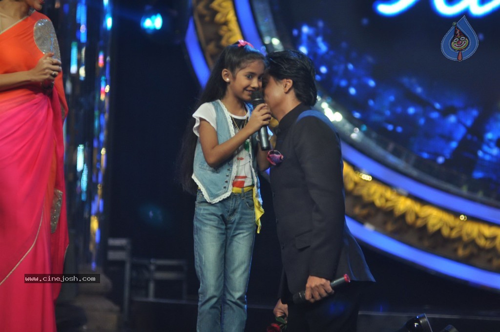 SRK n Deepika at Indian Idol Junior Event - 5 / 59 photos