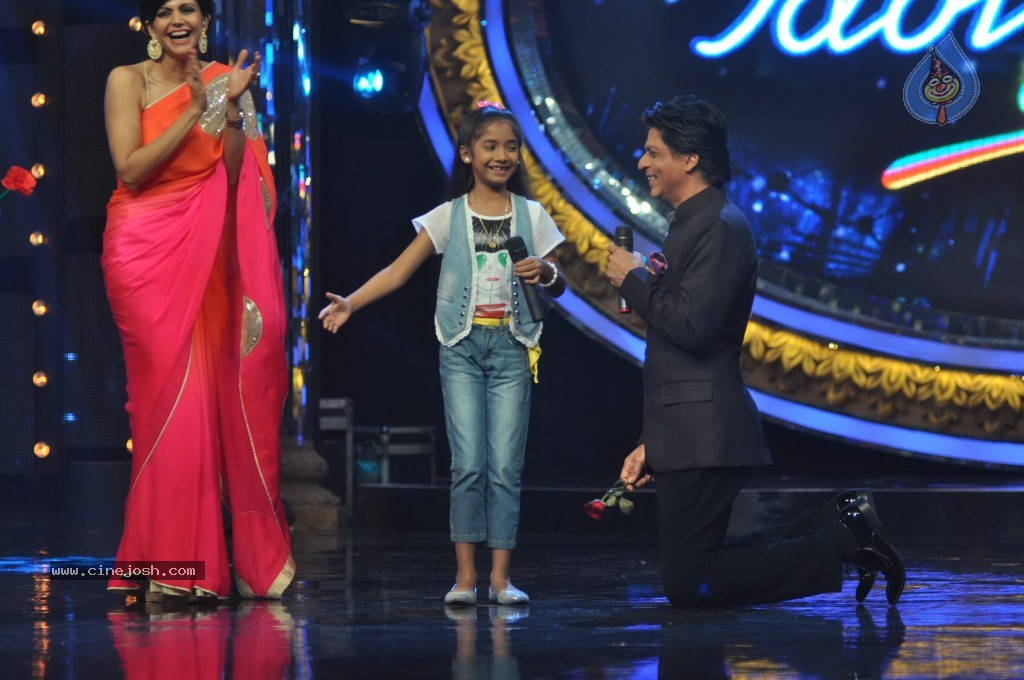 SRK n Deepika at Indian Idol Junior Event - 6 / 59 photos