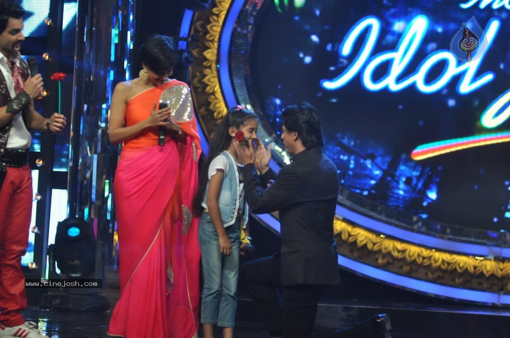 SRK n Deepika at Indian Idol Junior Event - 9 / 59 photos