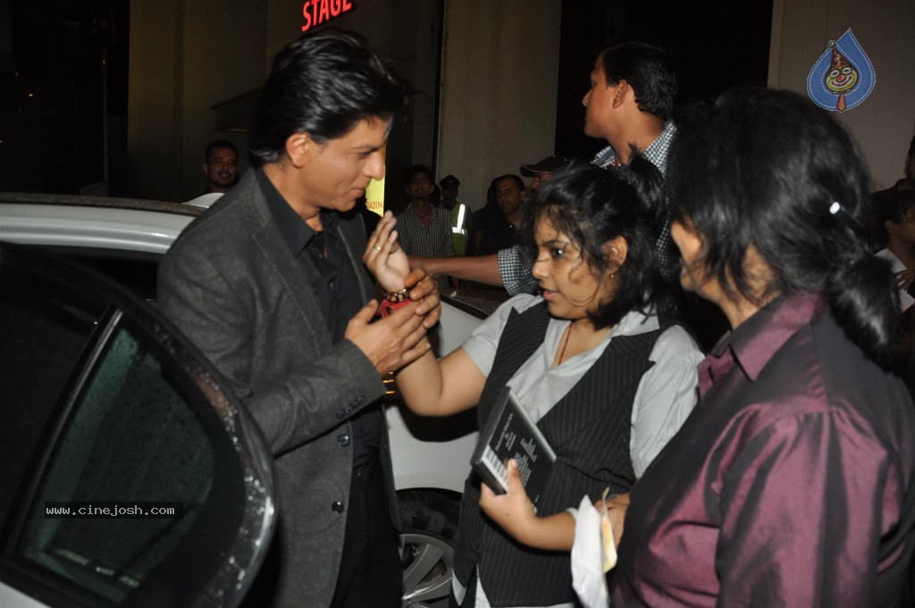 SRK n Deepika at Indian Idol Junior Event - 10 / 59 photos