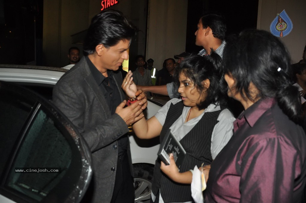 SRK n Deepika at Indian Idol Junior Event - 10 / 59 photos