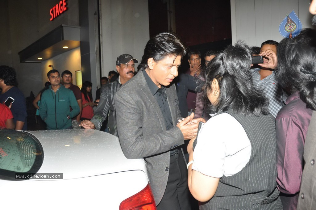 SRK n Deepika at Indian Idol Junior Event - 11 / 59 photos