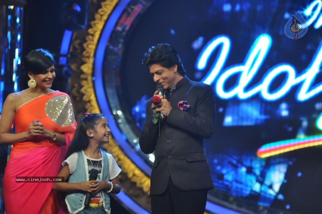 SRK n Deepika at Indian Idol Junior Event - 12 / 59 photos