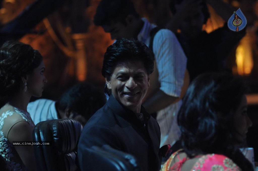 SRK n Deepika at Indian Idol Junior Event - 13 / 59 photos