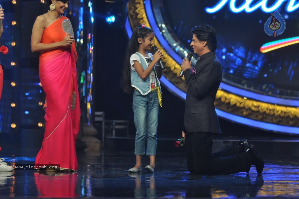 SRK n Deepika at Indian Idol Junior Event - 14 / 59 photos