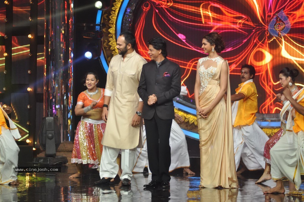 SRK n Deepika at Indian Idol Junior Event - 17 / 59 photos