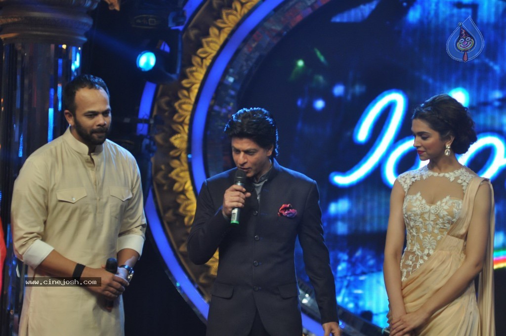 SRK n Deepika at Indian Idol Junior Event - 20 / 59 photos