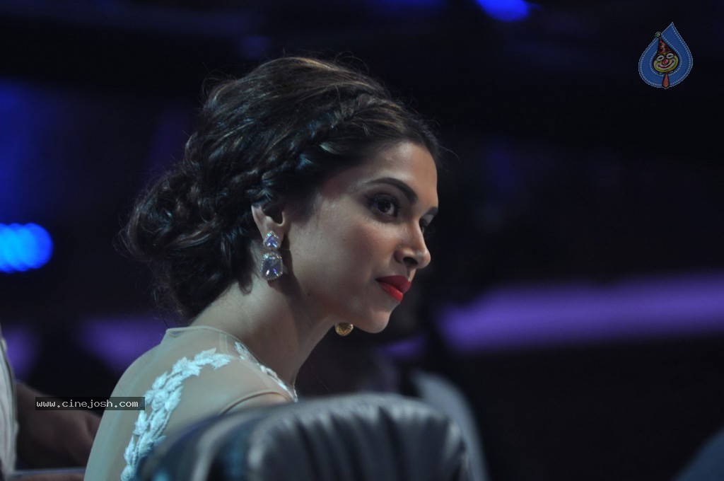 SRK n Deepika at Indian Idol Junior Event - 21 / 59 photos