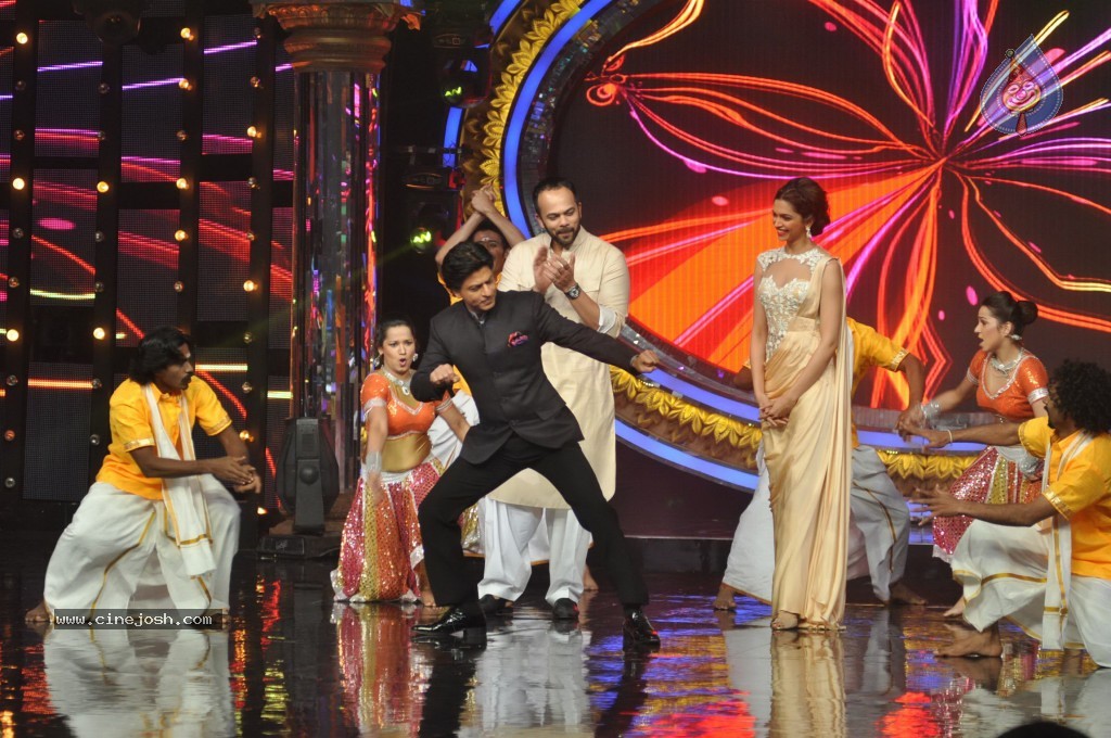 SRK n Deepika at Indian Idol Junior Event - 22 / 59 photos