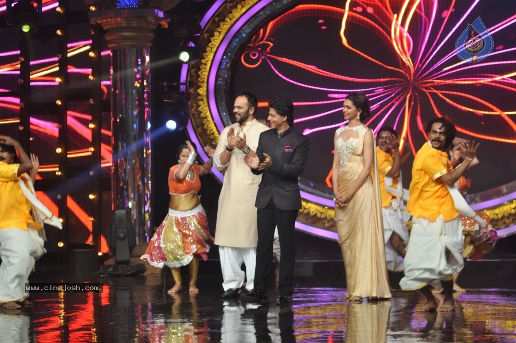 SRK n Deepika at Indian Idol Junior Event - 23 / 59 photos
