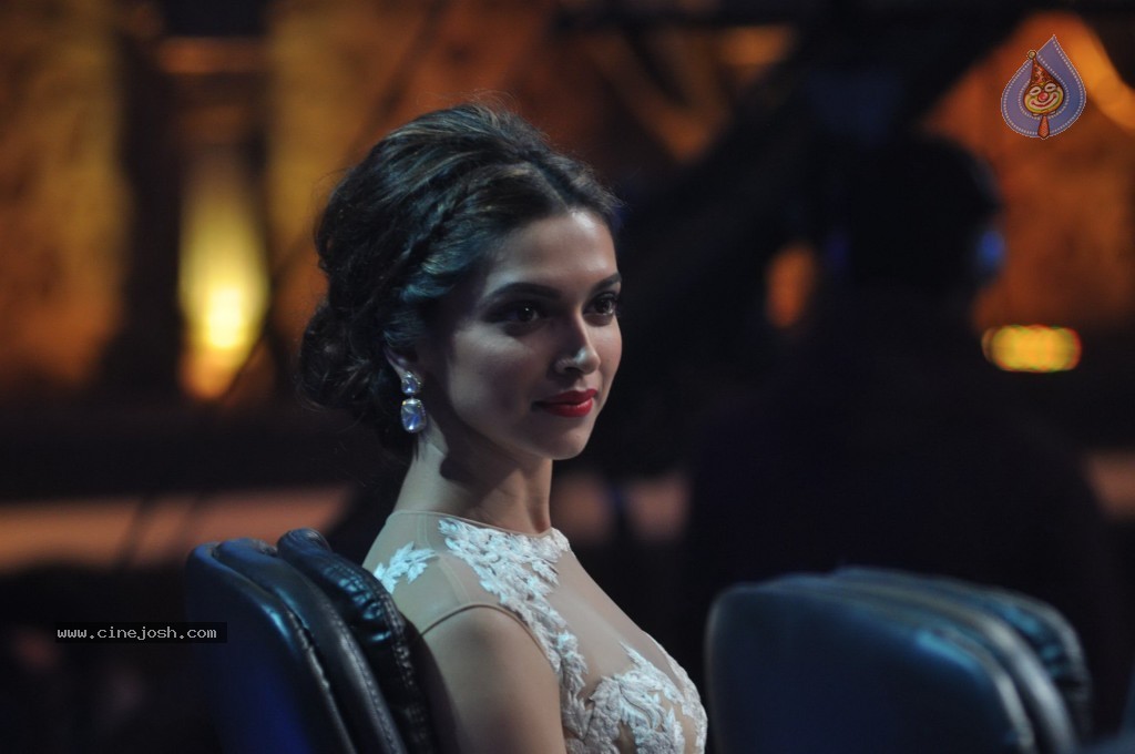 SRK n Deepika at Indian Idol Junior Event - 25 / 59 photos