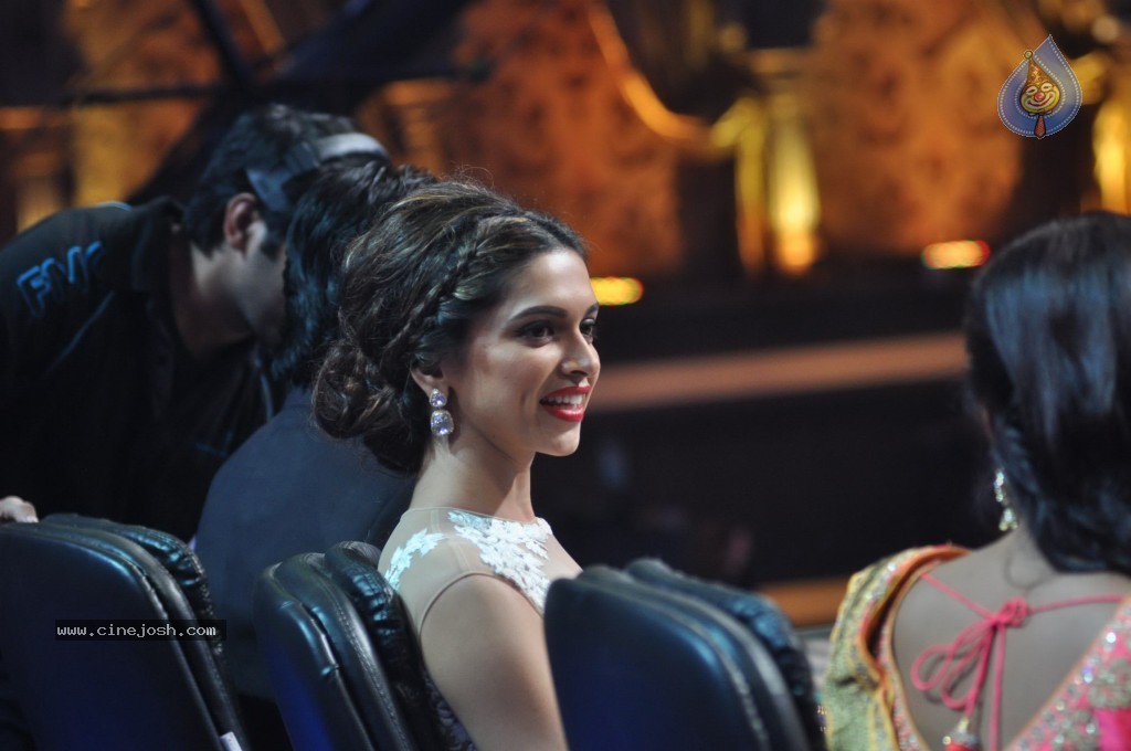 SRK n Deepika at Indian Idol Junior Event - 26 / 59 photos