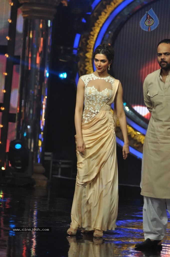 SRK n Deepika at Indian Idol Junior Event - 29 / 59 photos