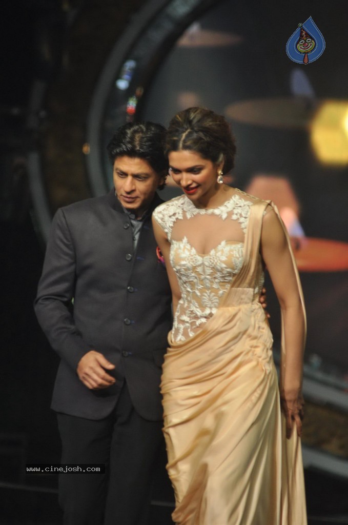 SRK n Deepika at Indian Idol Junior Event - 30 / 59 photos