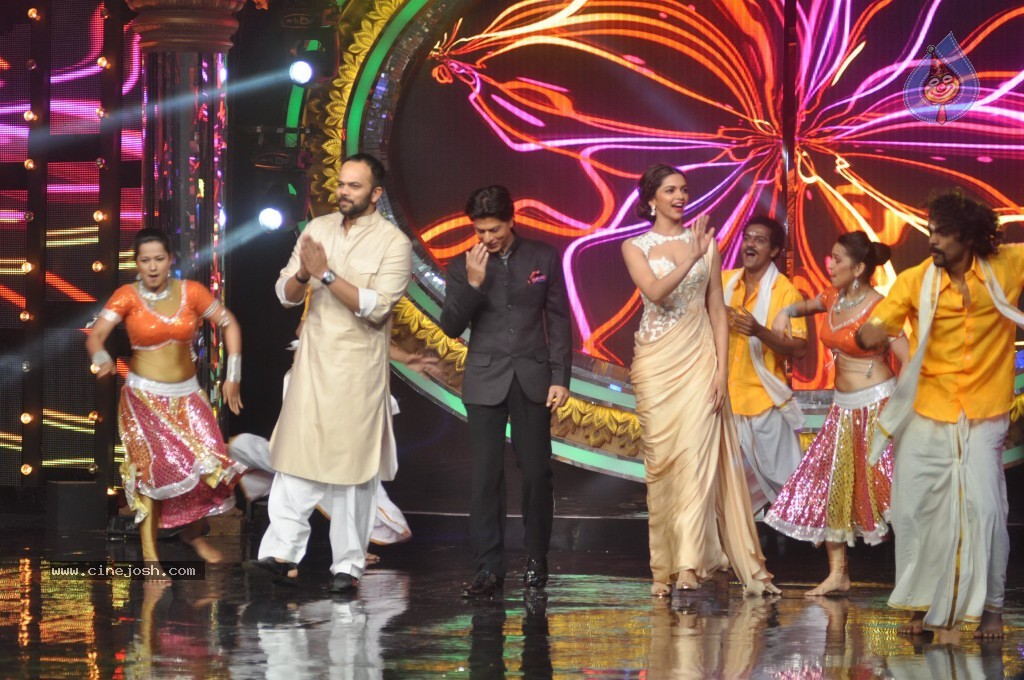 SRK n Deepika at Indian Idol Junior Event - 32 / 59 photos