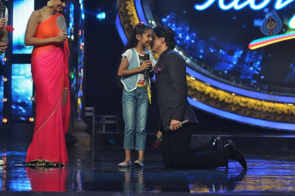 SRK n Deepika at Indian Idol Junior Event - 33 / 59 photos