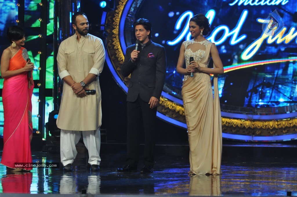 SRK n Deepika at Indian Idol Junior Event - 38 / 59 photos