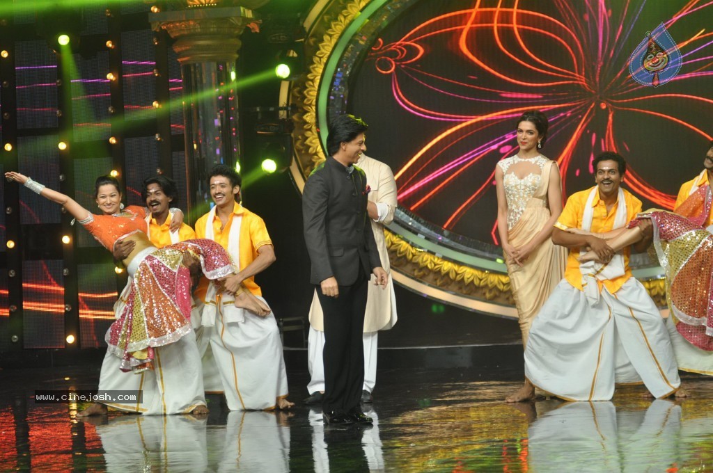 SRK n Deepika at Indian Idol Junior Event - 42 / 59 photos