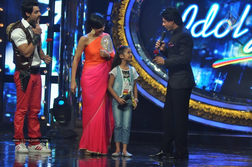 SRK n Deepika at Indian Idol Junior Event - 50 / 59 photos