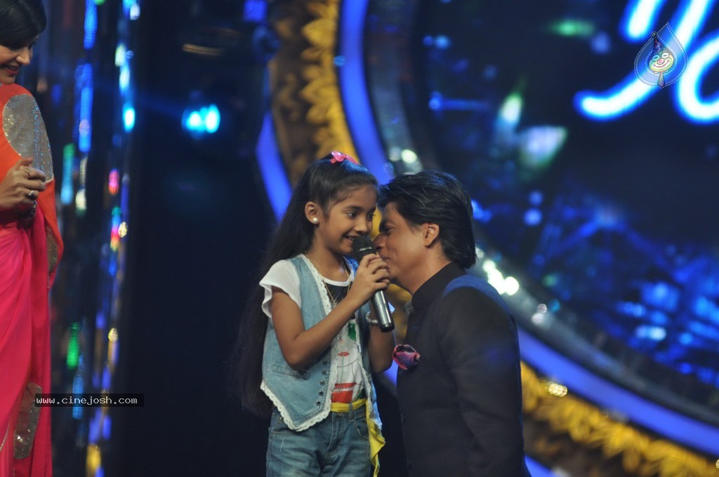 SRK n Deepika at Indian Idol Junior Event - 56 / 59 photos