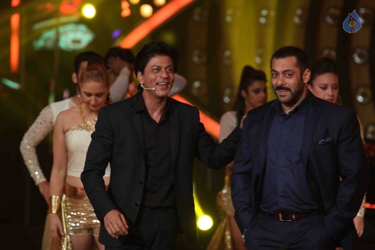 SRK with Salman Khan on Big Boss 9 Sets - 1 / 41 photos