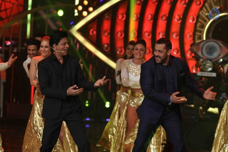 SRK with Salman Khan on Big Boss 9 Sets - 2 / 41 photos