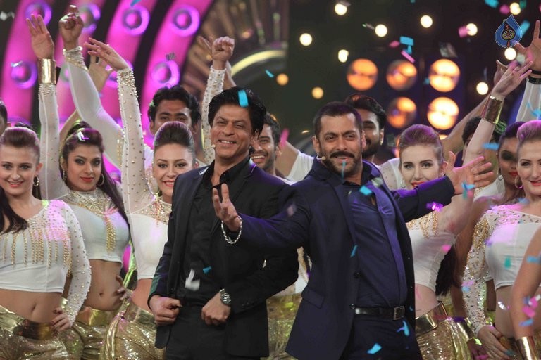 SRK with Salman Khan on Big Boss 9 Sets - 3 / 41 photos