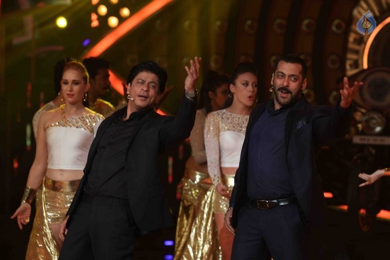 SRK with Salman Khan on Big Boss 9 Sets - 4 / 41 photos