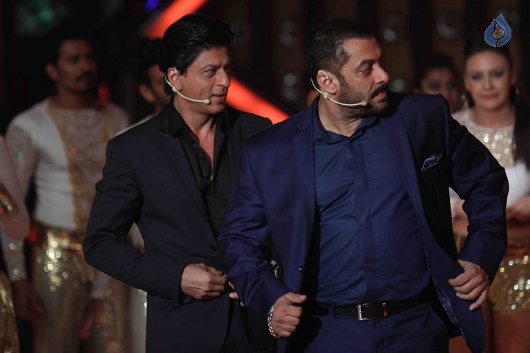 SRK with Salman Khan on Big Boss 9 Sets - 5 / 41 photos