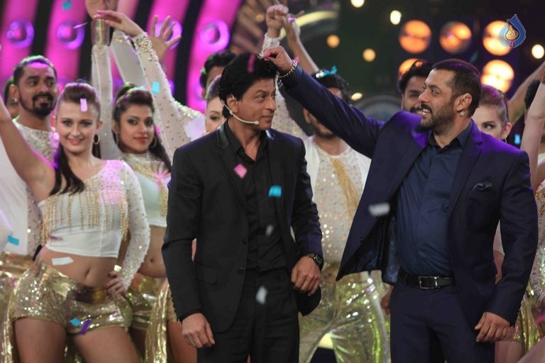SRK with Salman Khan on Big Boss 9 Sets - 6 / 41 photos