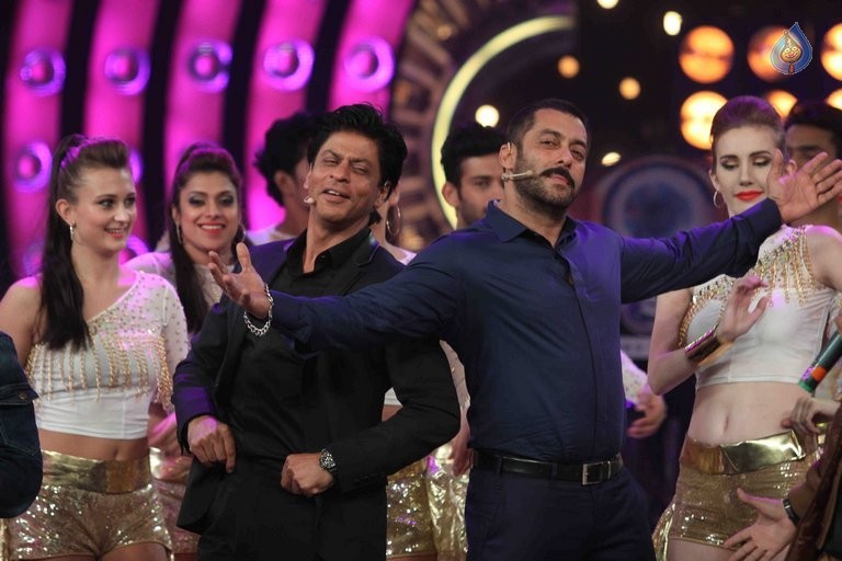 SRK with Salman Khan on Big Boss 9 Sets - 7 / 41 photos