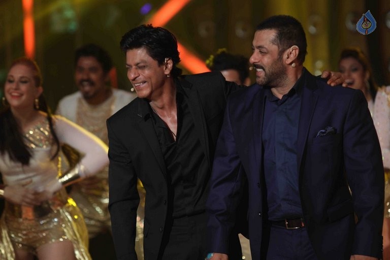 SRK with Salman Khan on Big Boss 9 Sets - 8 / 41 photos