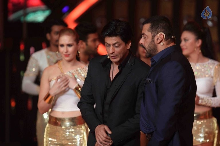 SRK with Salman Khan on Big Boss 9 Sets - 9 / 41 photos