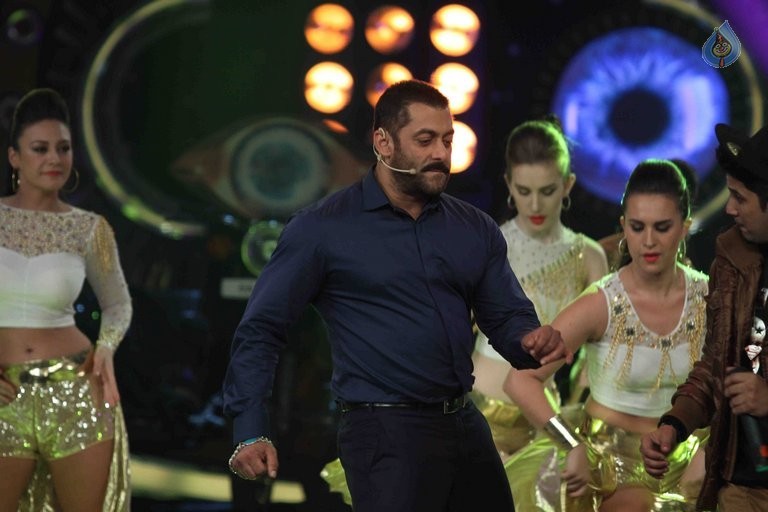 SRK with Salman Khan on Big Boss 9 Sets - 11 / 41 photos