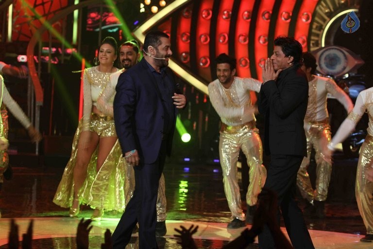 SRK with Salman Khan on Big Boss 9 Sets - 13 / 41 photos