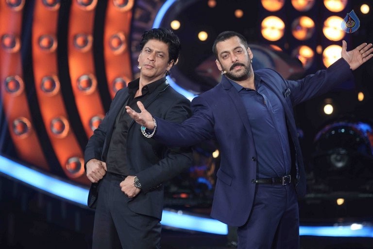SRK with Salman Khan on Big Boss 9 Sets - 14 / 41 photos