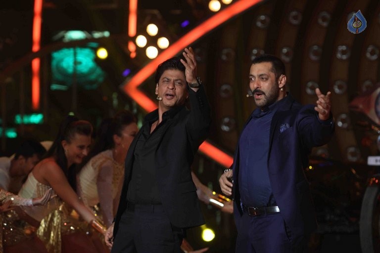 SRK with Salman Khan on Big Boss 9 Sets - 15 / 41 photos