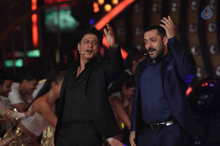 SRK with Salman Khan on Big Boss 9 Sets - 16 / 41 photos