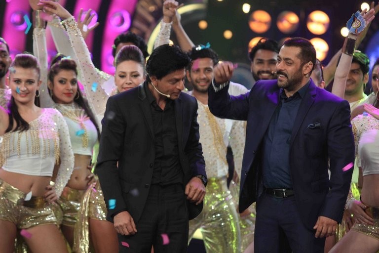 SRK with Salman Khan on Big Boss 9 Sets - 18 / 41 photos