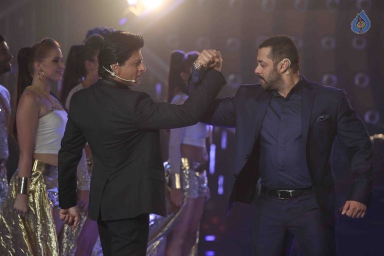 SRK with Salman Khan on Big Boss 9 Sets - 19 / 41 photos